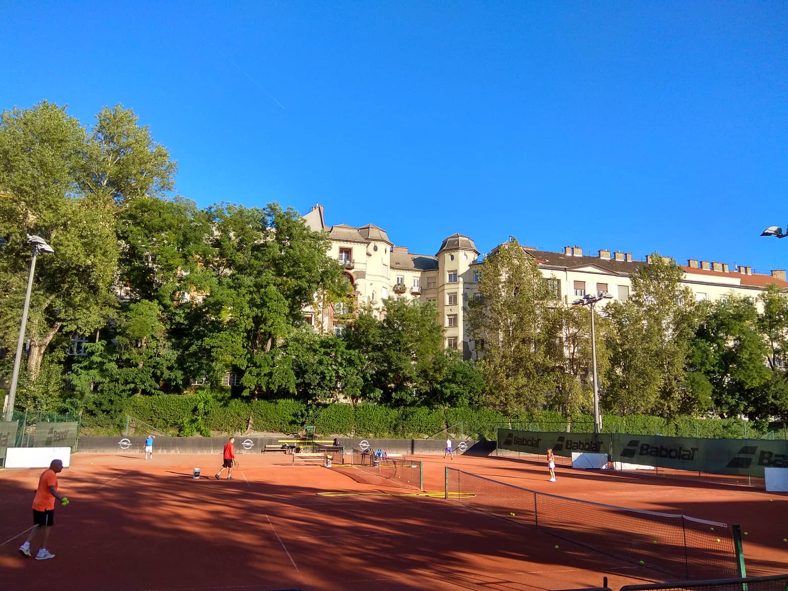 A Park Teniszklub salakos pályái a budai bérházak előtt